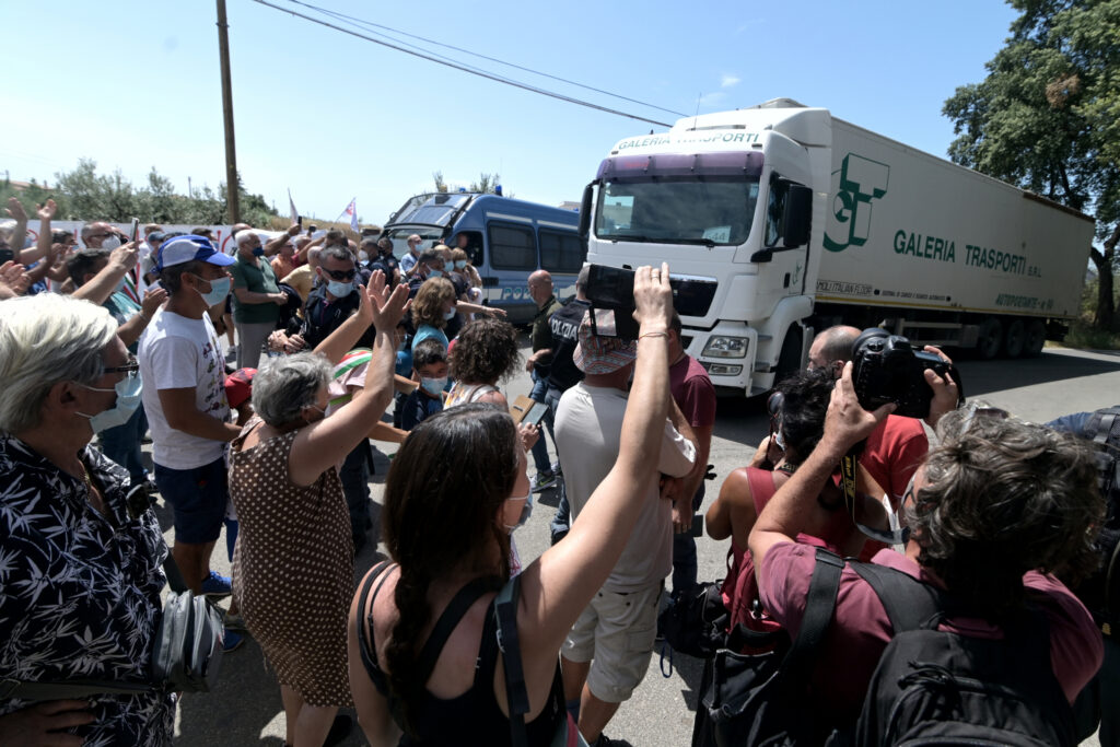 Rifiuti Entrano I Primi Camion Da Roma Alla Discarica Di Albano