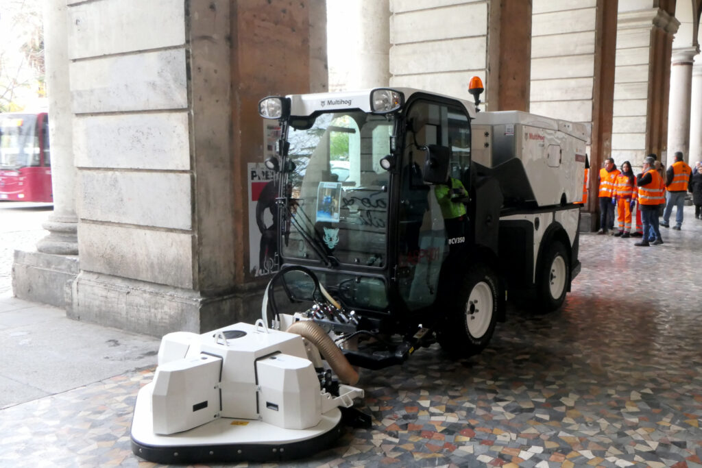 Rifiuti A Roma Arriva Lasp La Spazzatrice Per Le Pavimentazioni Di