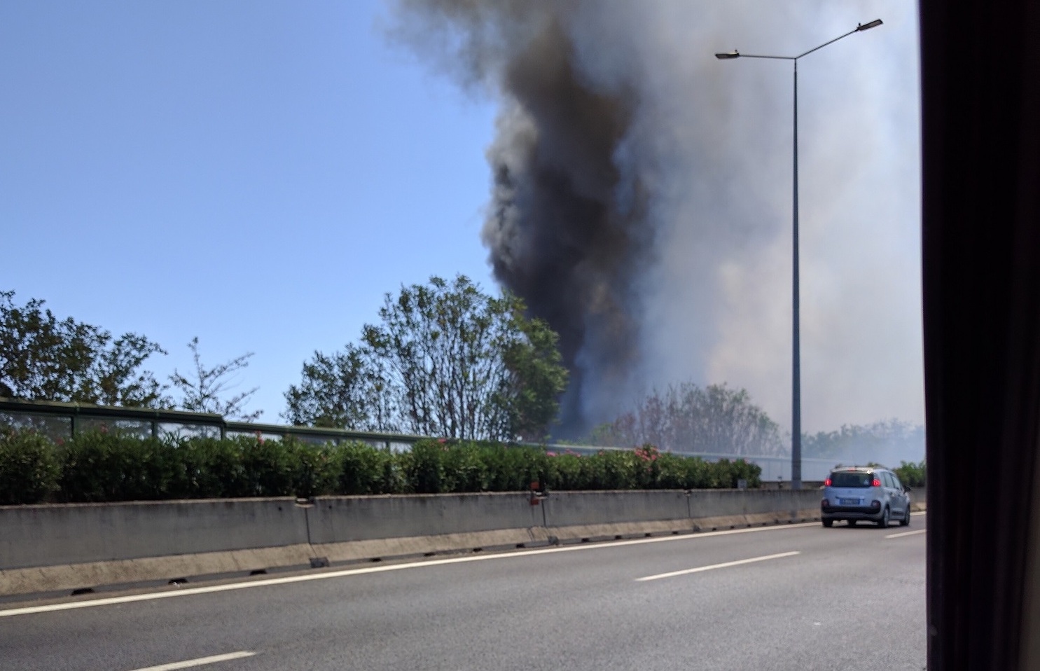 Roma, Maxi Incendio In Via Tiburtina - Radio Colonna