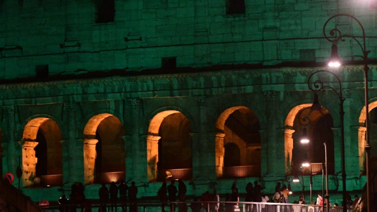 Colosseo Di Notte Visite.Al Colosseo Di Notte Inseguendo Il Sogno Del Gladiatore Radio Colonna