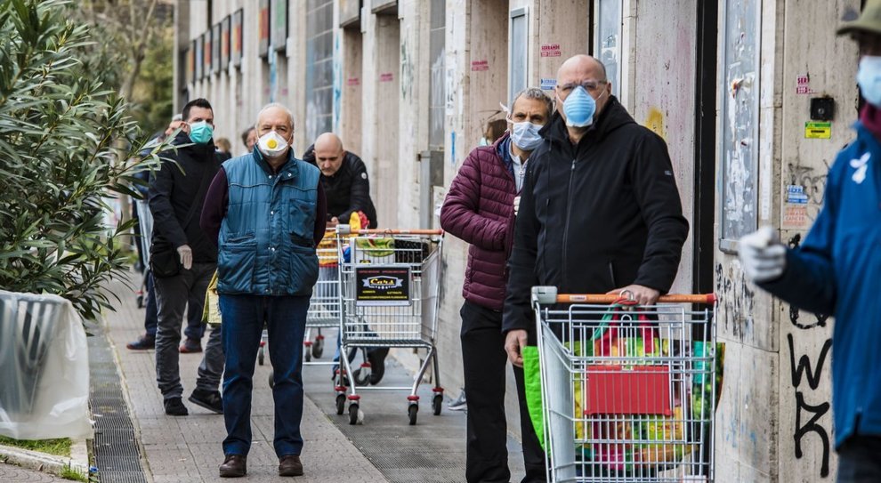 Roma, CORONAVIRUS COVID-19: file supermercati, Colosseo, stazione Termini, strade vuote. foto Fracassi/Ag.Toiati