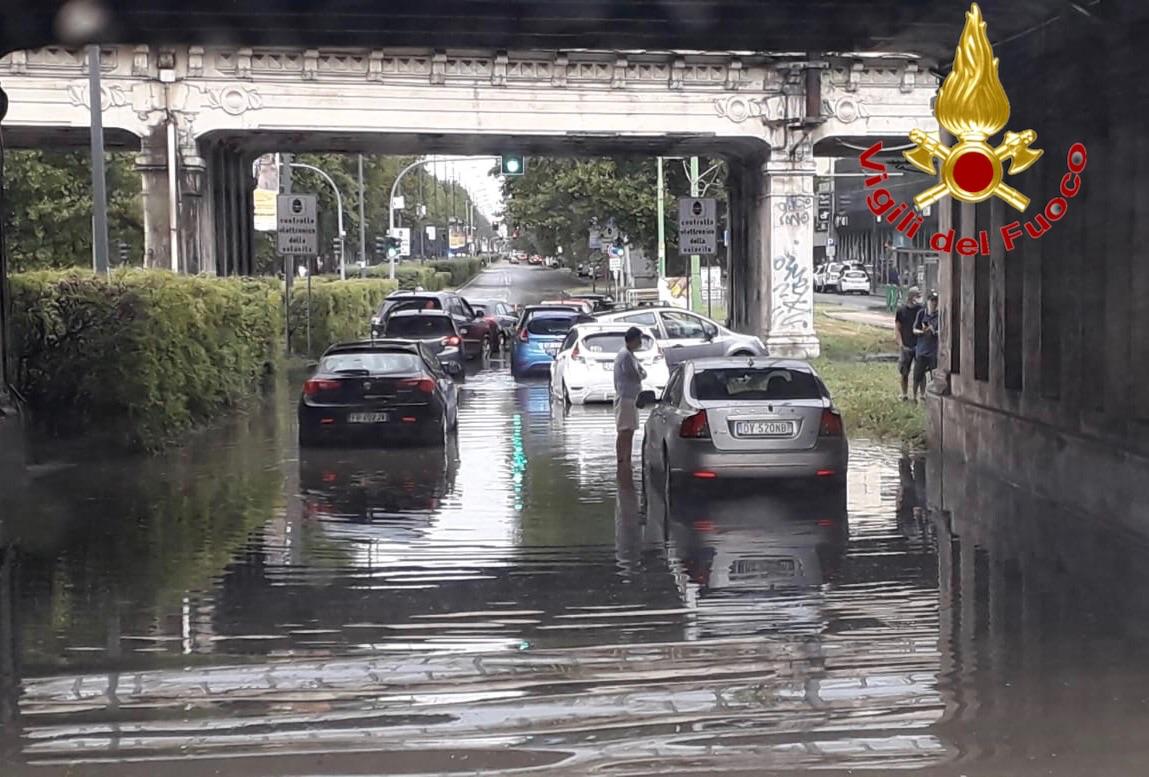 Nubifragio A Milano, Esonda Di Nuovo Il Seveso: Strade Allagate - Radio ...