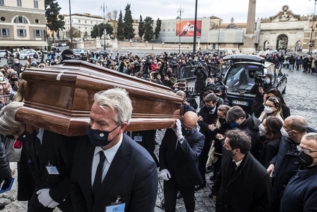 Roma Applausi E Lacrime L Ultimo Saluto A Lina Wertmuller Radio Colonna