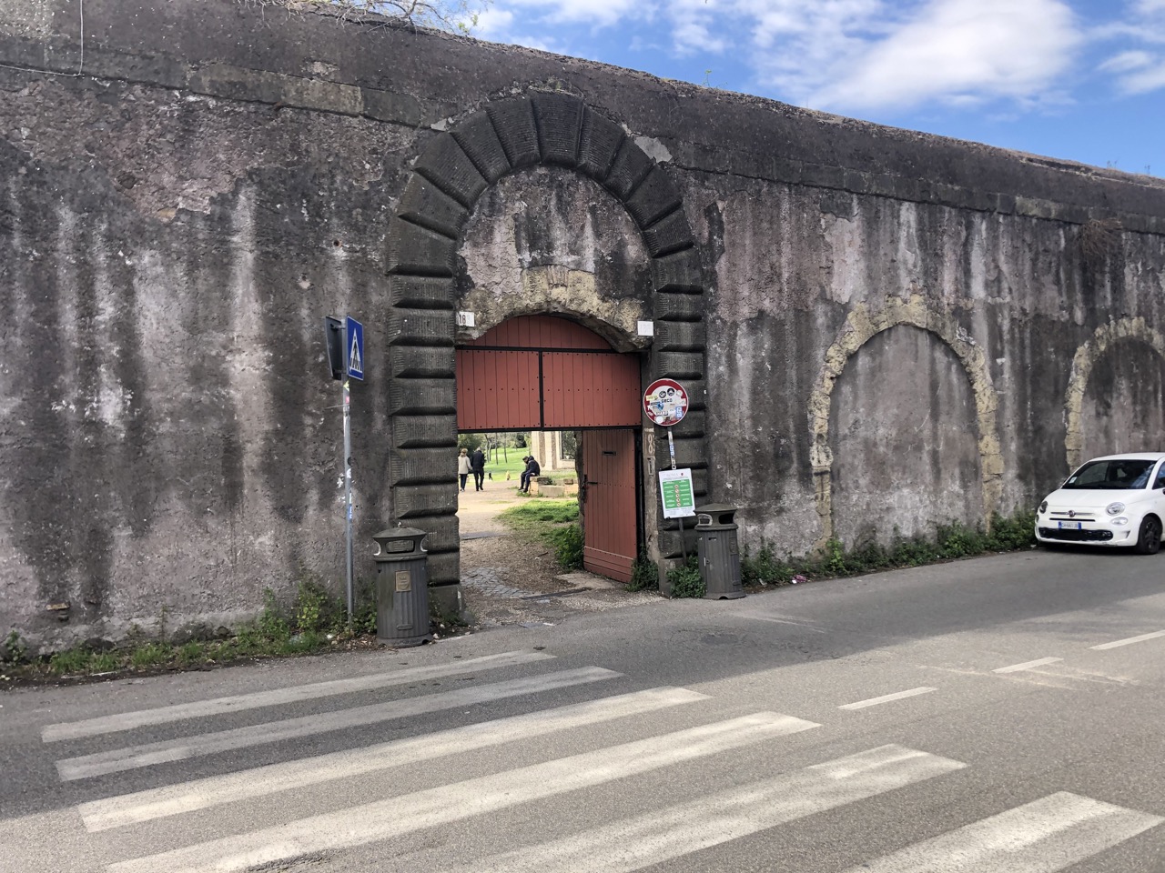 L’ingresso di Villa Pamphilj, via Aurelia Antica 183