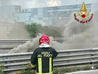 Incendio Su Via Tiburtina Oggi A Roma, Cavi Interrati A Fuoco - Radio ...