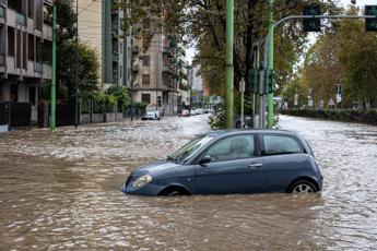 Maltempo, Nubifragio A Milano: Esonda Il Seveso. E Nel Bolognese Due ...