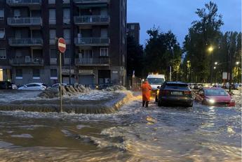 Violento Nubifragio A Milano, Esonda Il Seveso: Strade Chiuse E ...