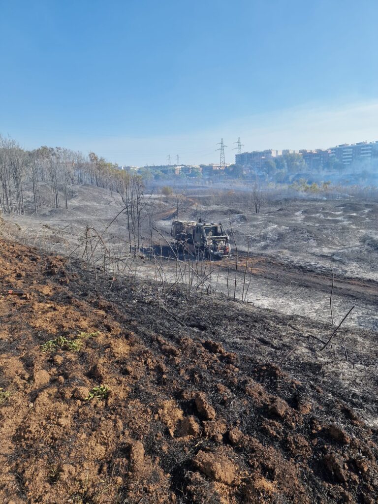 Incendio Torre Spaccata Protezione Civile Roma Lancia Appello A Donare