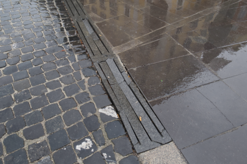 Giubileo, le caditoie danneggiate a piazza Risorgimento